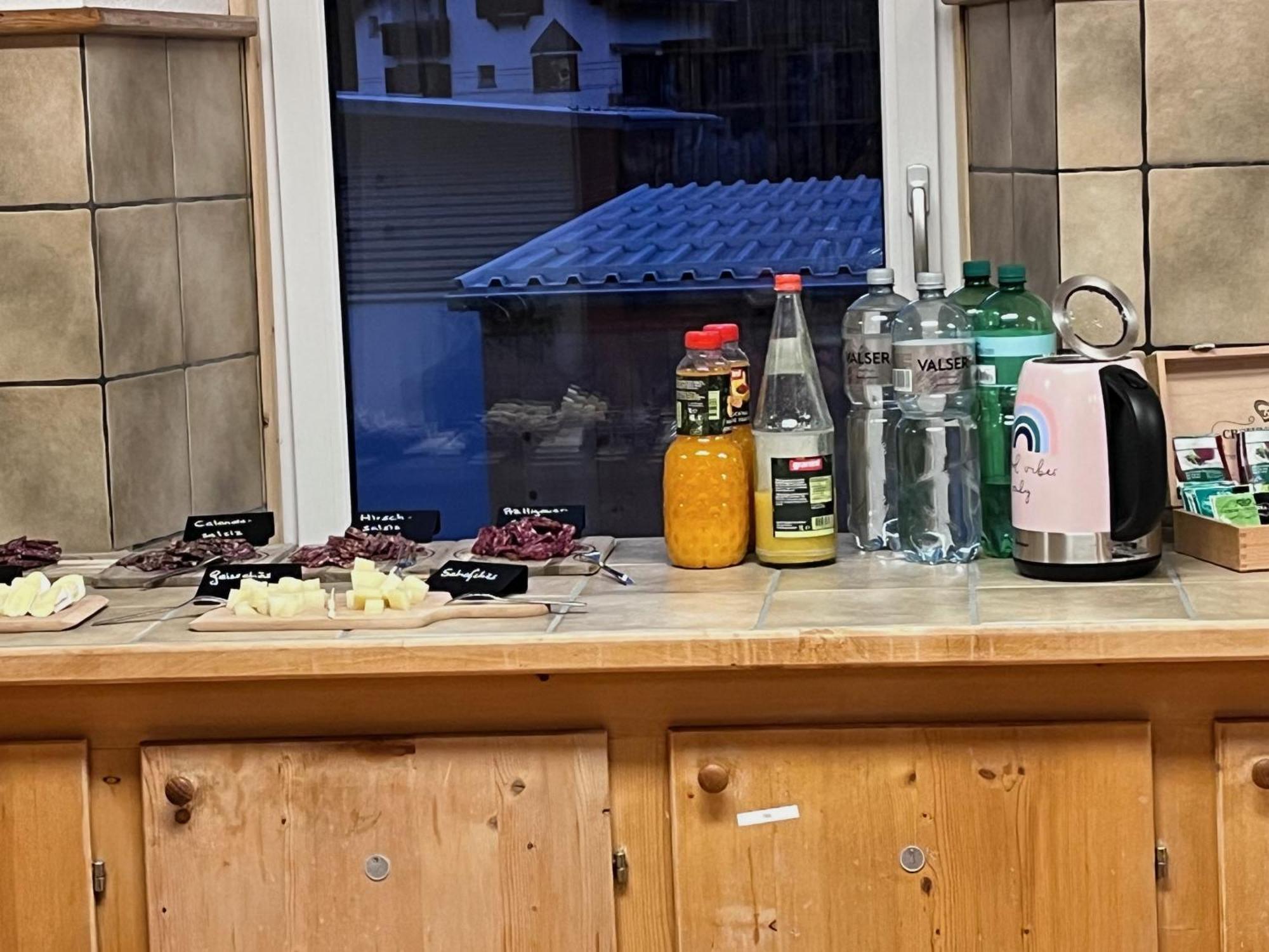 Chrona Bed & Breakfast Jenaz 외부 사진