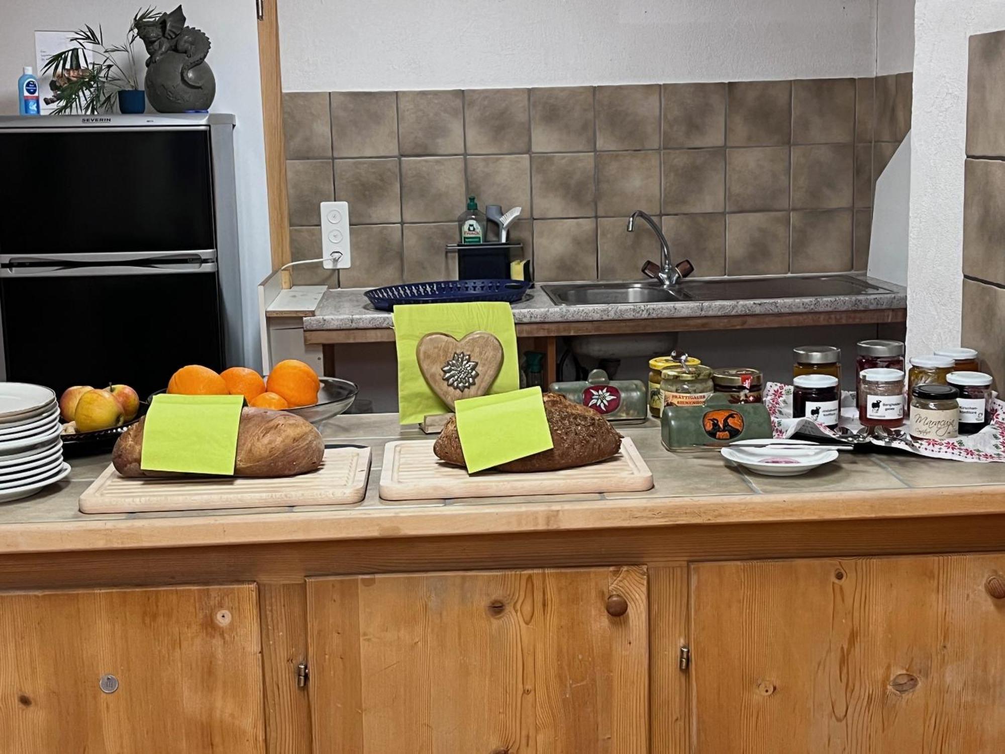 Chrona Bed & Breakfast Jenaz 외부 사진